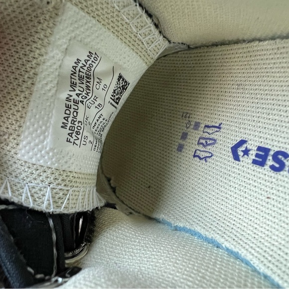 Chuck Taylors for babies size 2C - Picture 4 of 4